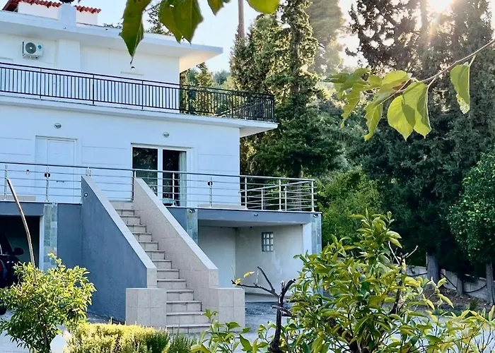 Amatheia, Beachfront Vila